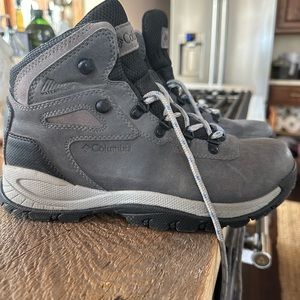 Columbia WATERPROOF women's Like New track/hiking boot Sz 8 to 8.5